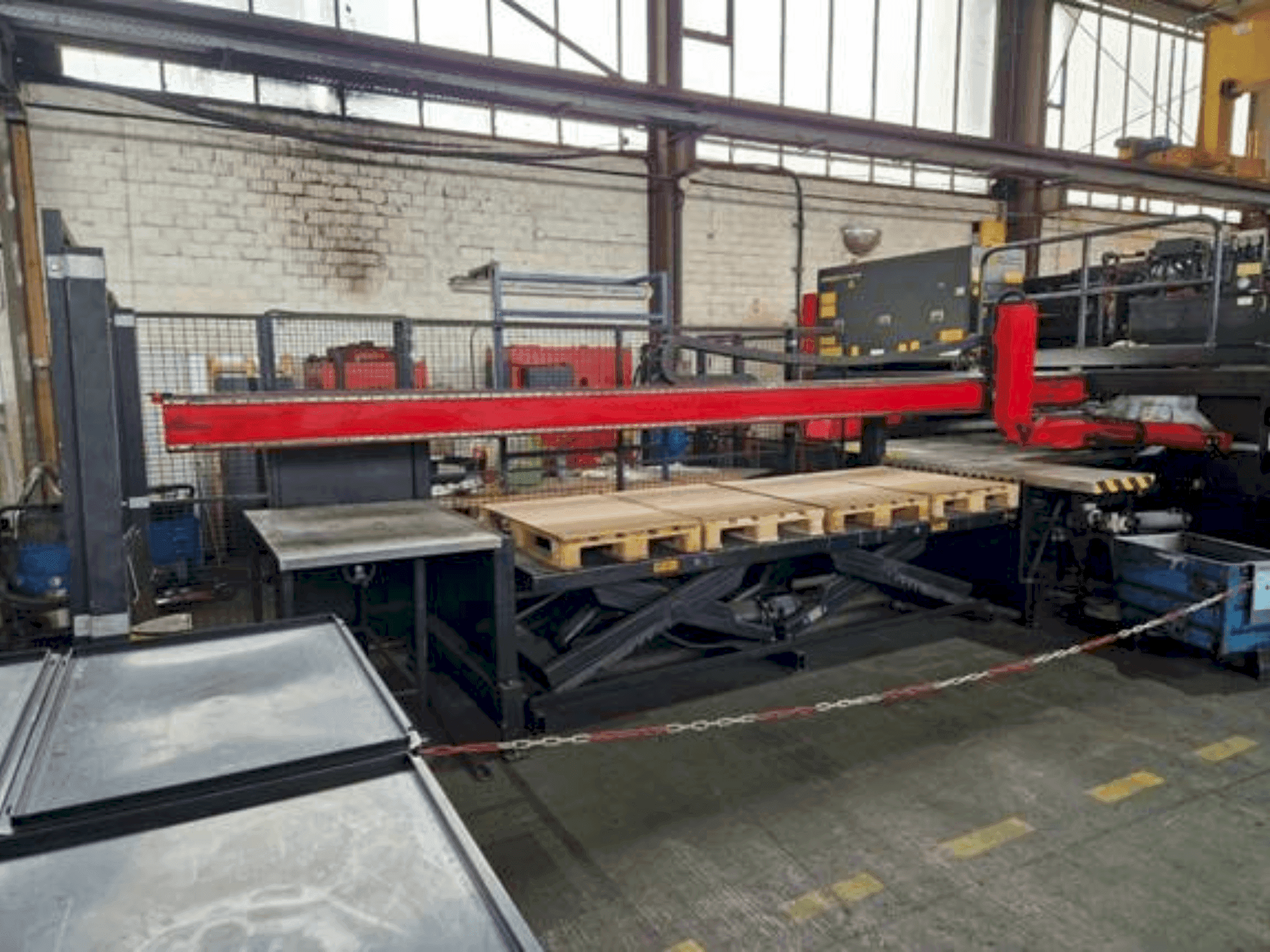 Frontansicht der AMADA AP3-2610 V Maschine