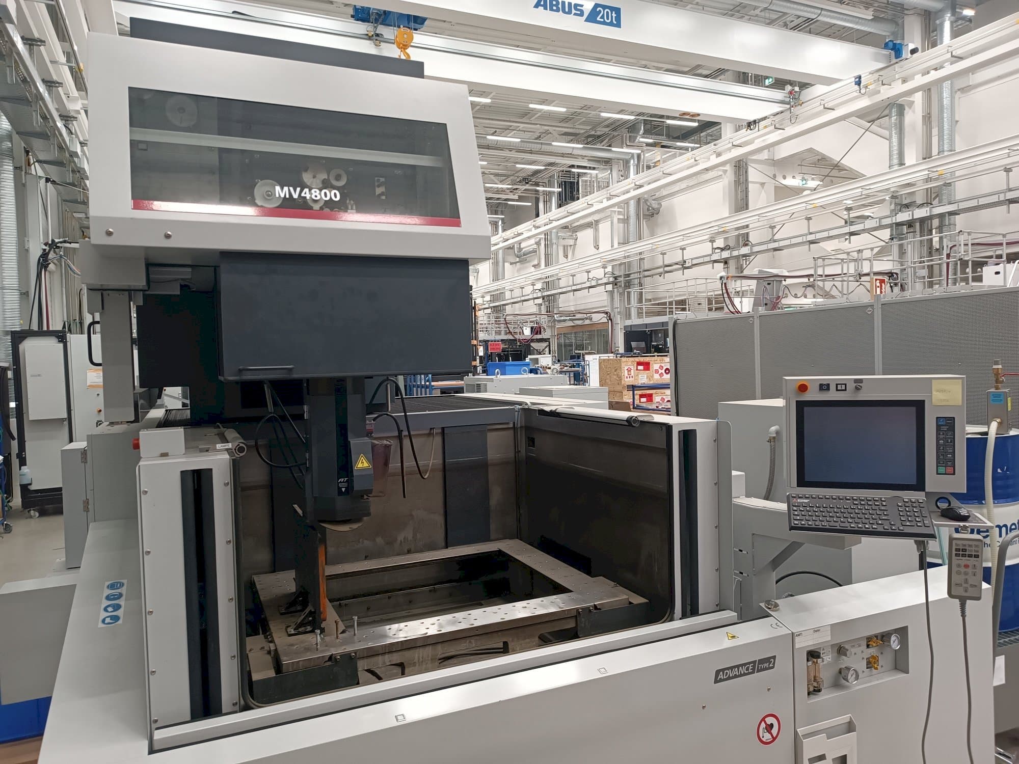 Frontansicht der Mitsubishi MV4800  Maschine