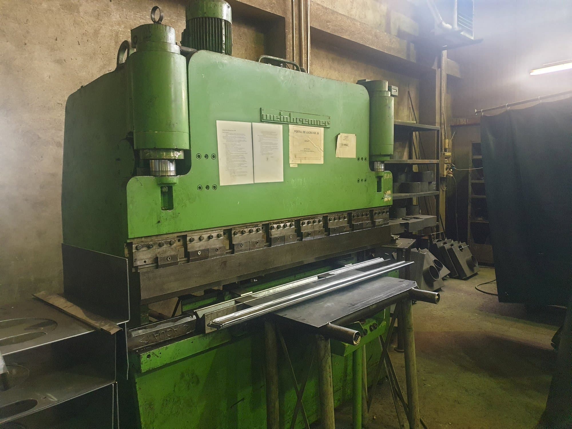 Frontansicht der Weinbrenner AP 50/2000  Maschine