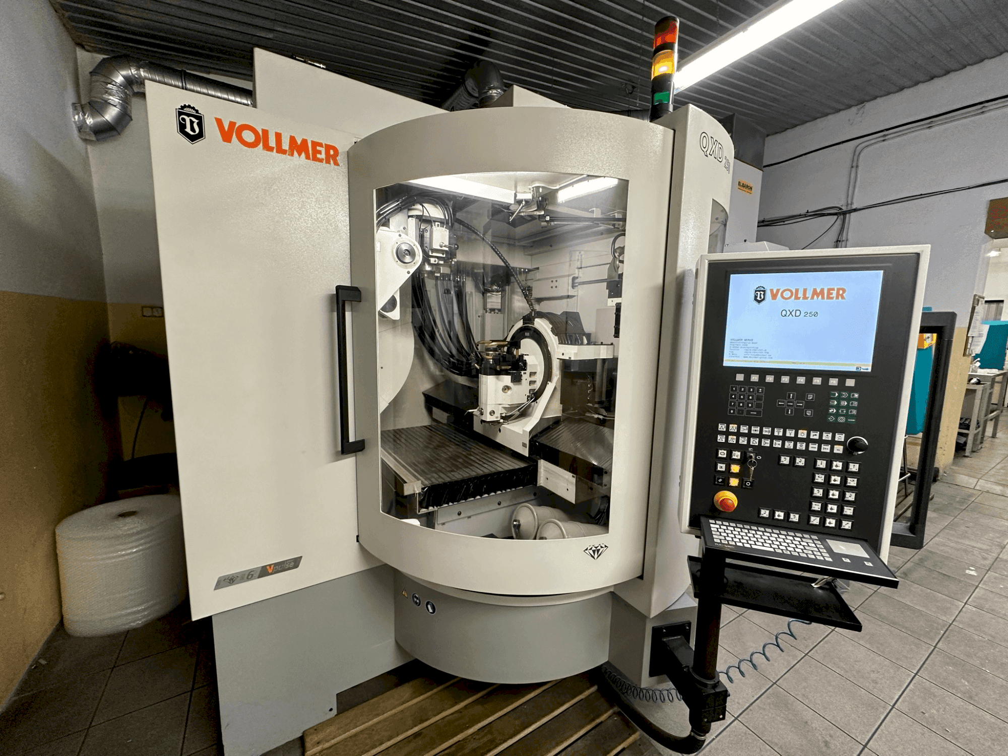 Frontansicht der VOLLMER QXD 250 Maschine