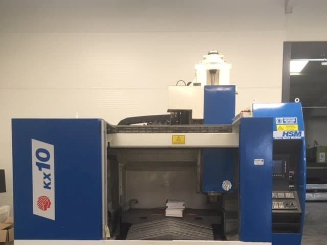 Frontansicht der Huron KX 10 Maschine