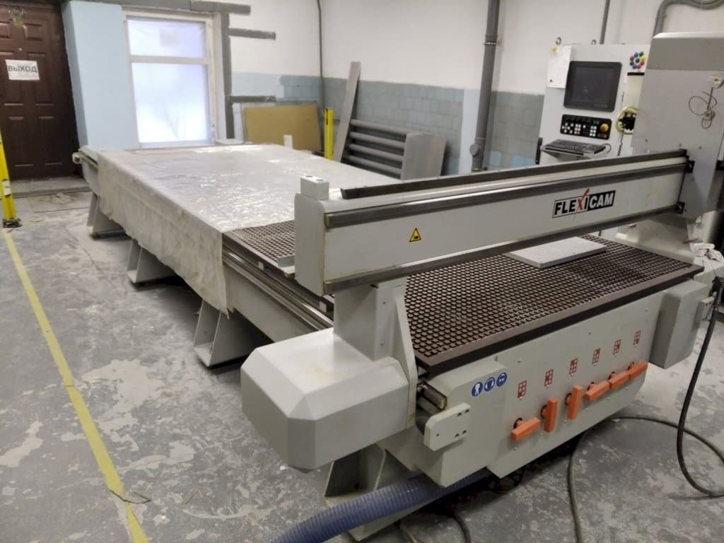 Frontansicht der Becker FLEXICAM 1540 Maschine