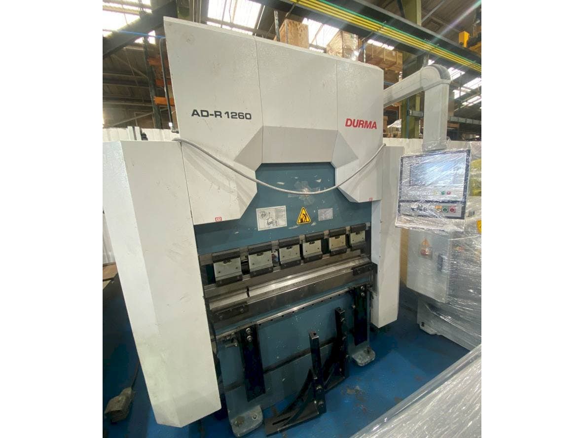 Frontansicht der Durma AD-R 1260 Maschine