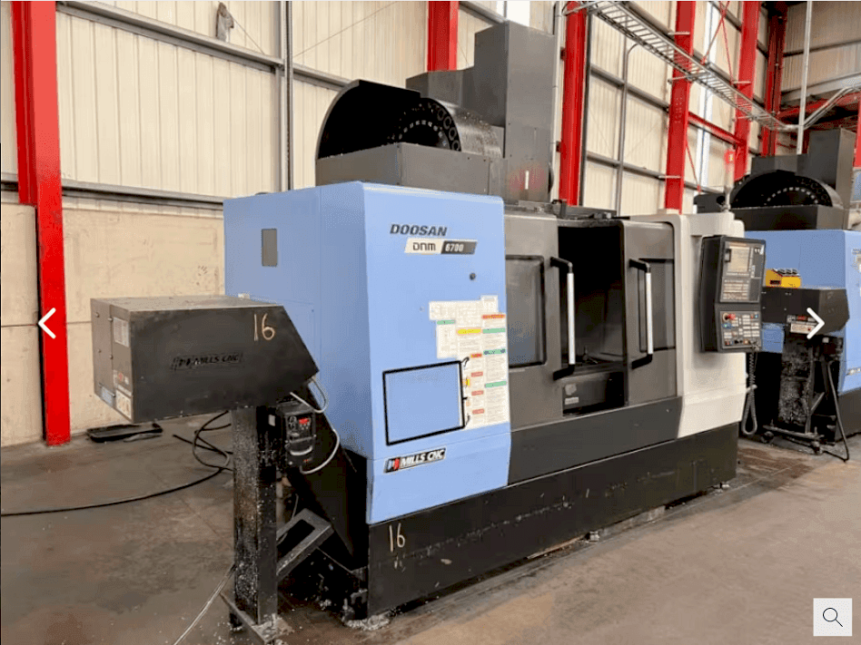 Frontansicht der Doosan DNM 6700 Maschine