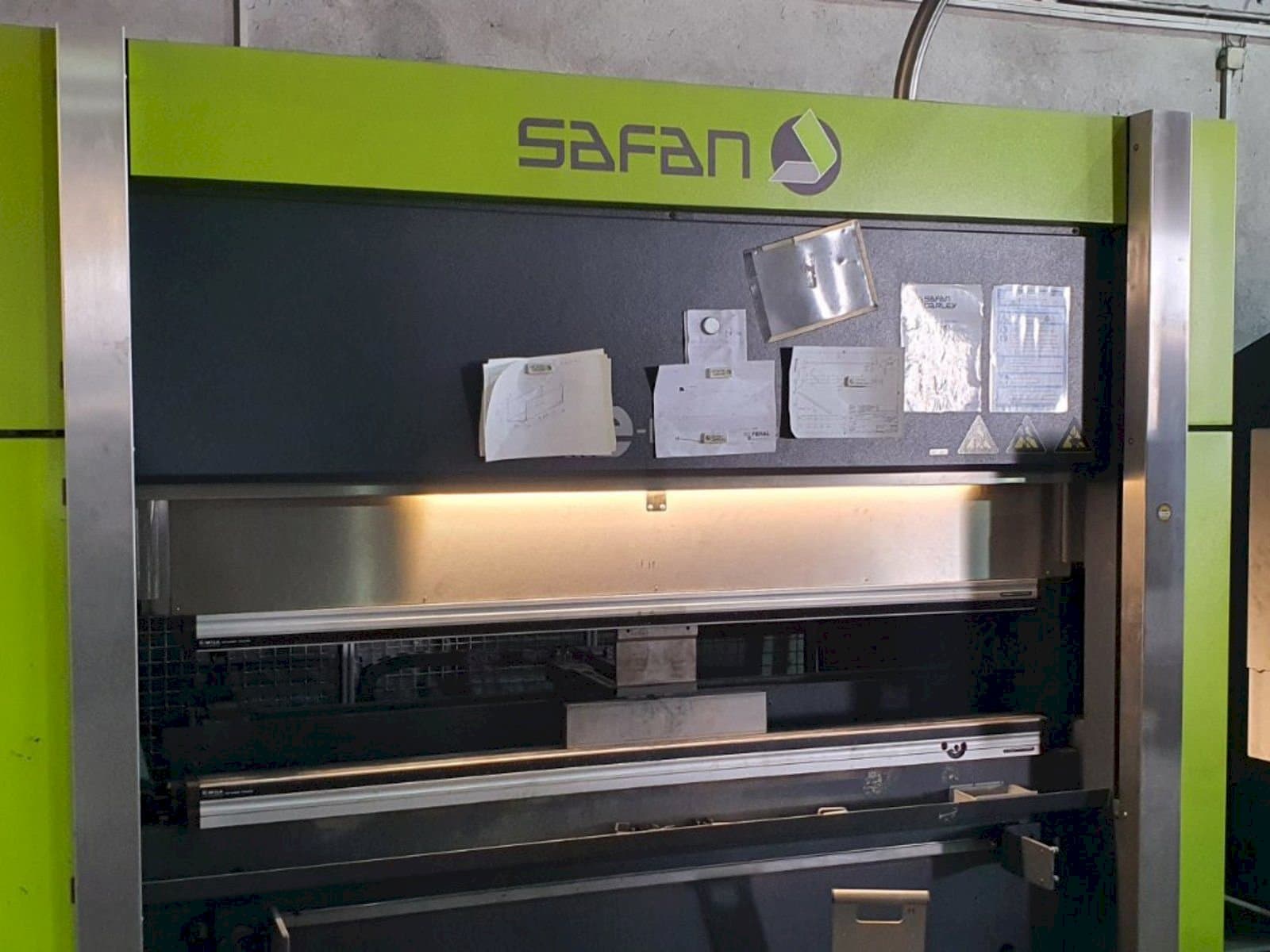 Frontansicht der Safan E-brake 50-2050 Maschine