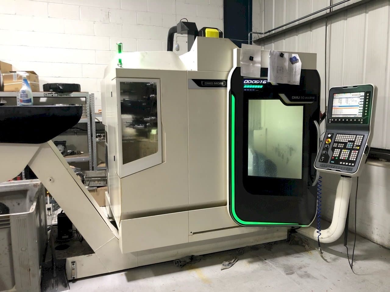 Frontansicht der DMG MORI DMU 50 ecoline Maschine