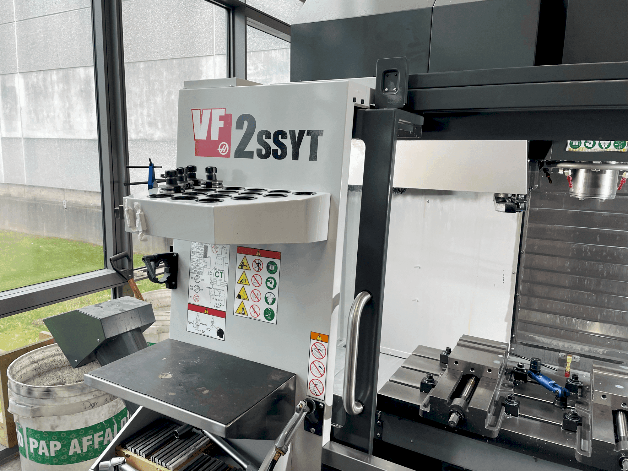 Frontansicht der HAAS VF-2SSYT  Maschine