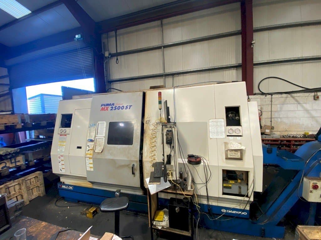 Frontansicht der DAEWOO PUMA MX2500ST Maschine