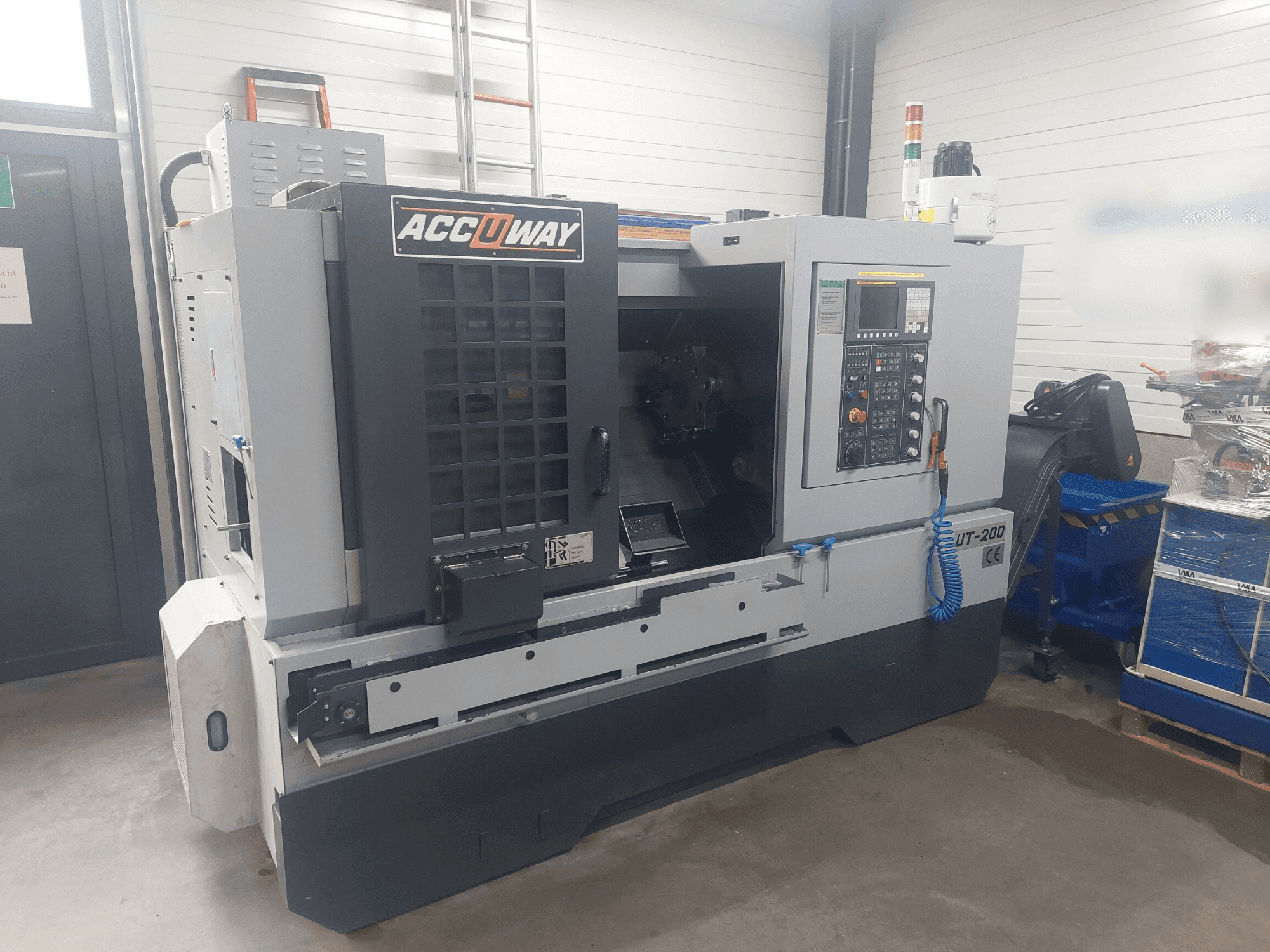 Frontansicht der ACCUWAY UT-200 Maschine