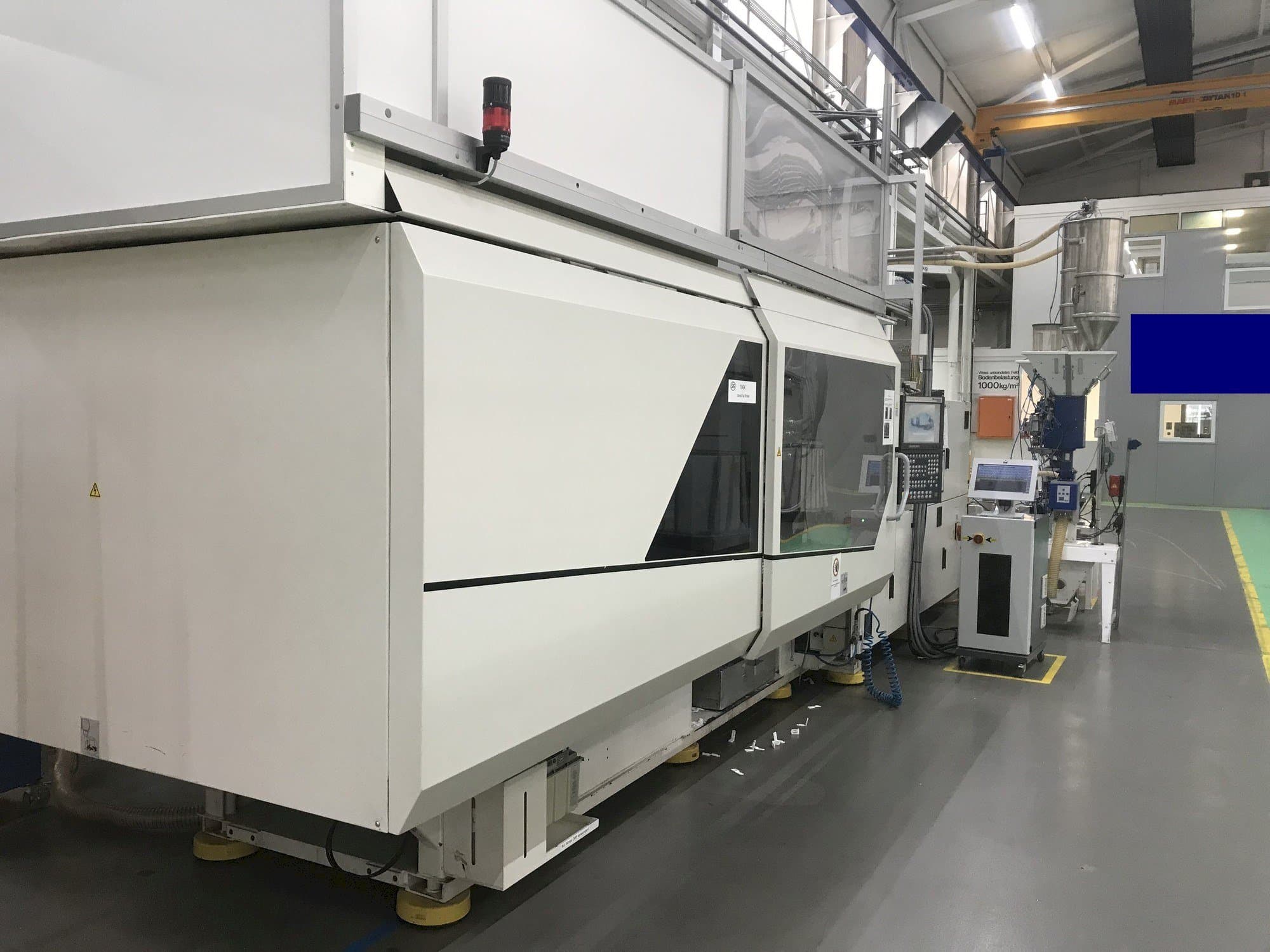 Frontansicht der DEMAG SP 350/820-2500 Maschine