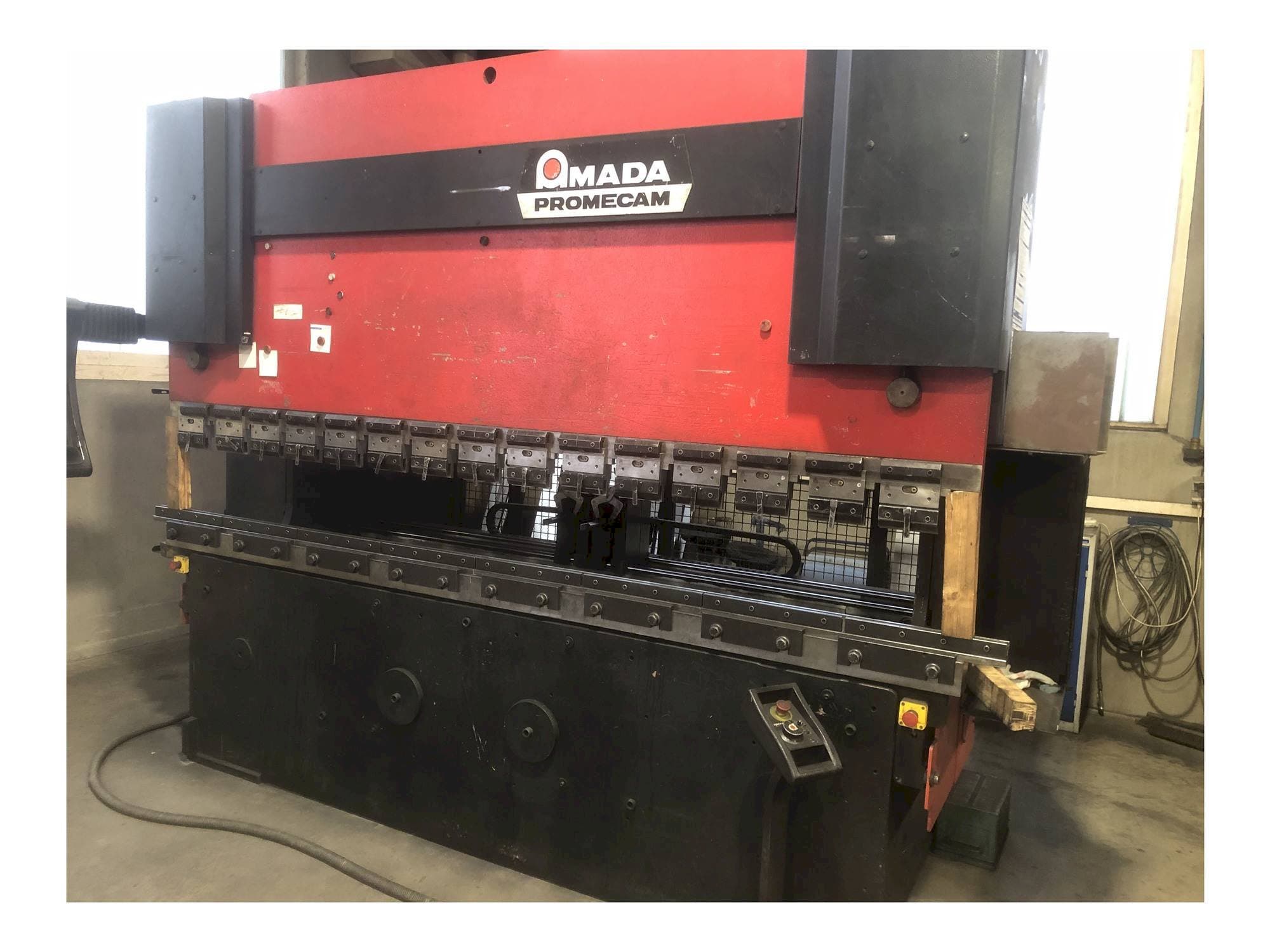 Frontansicht der AMADA HFB 125  Maschine