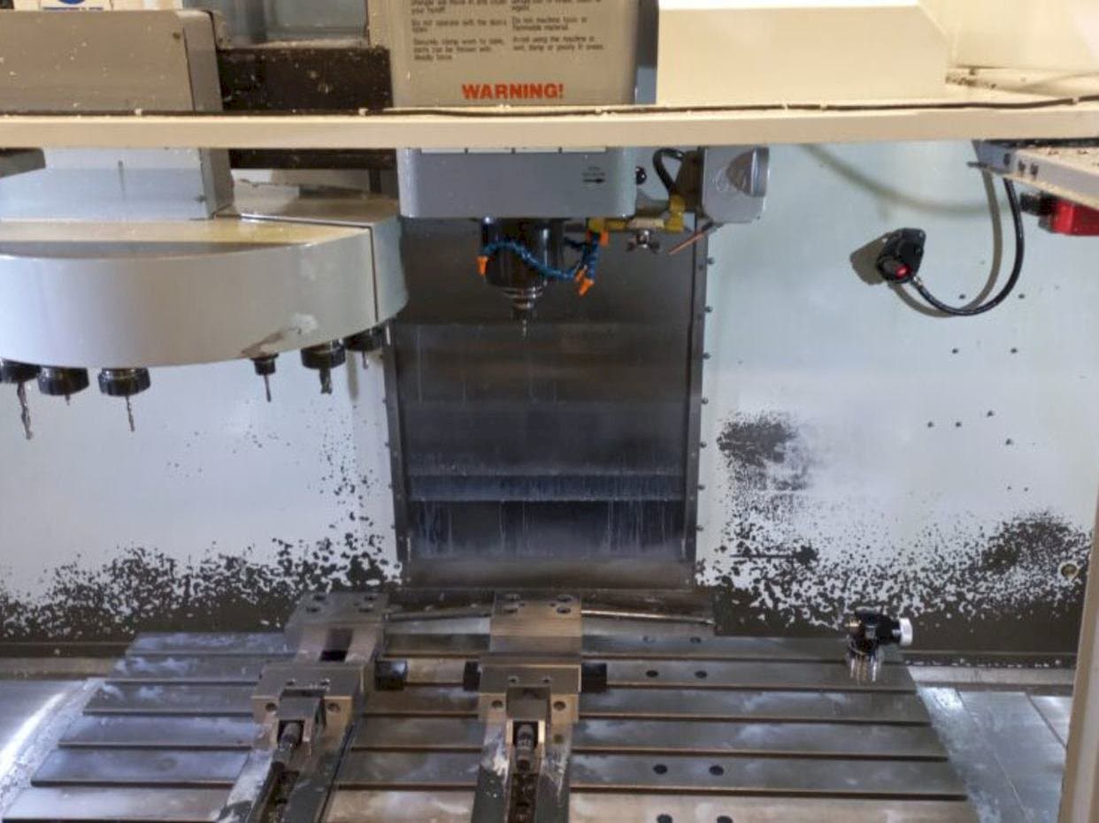 Frontansicht der HAAS VF-4 DHE Maschine