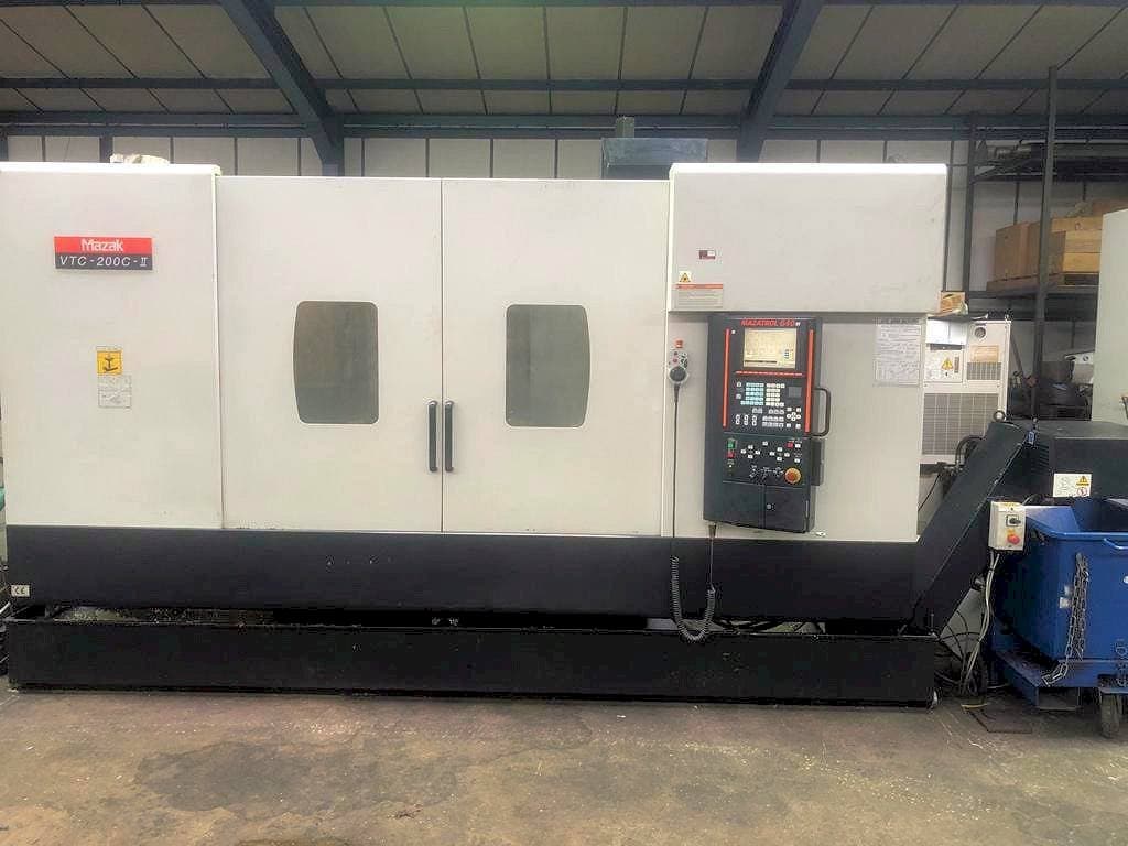 Frontansicht der Mazak VTC-200C-II Maschine
