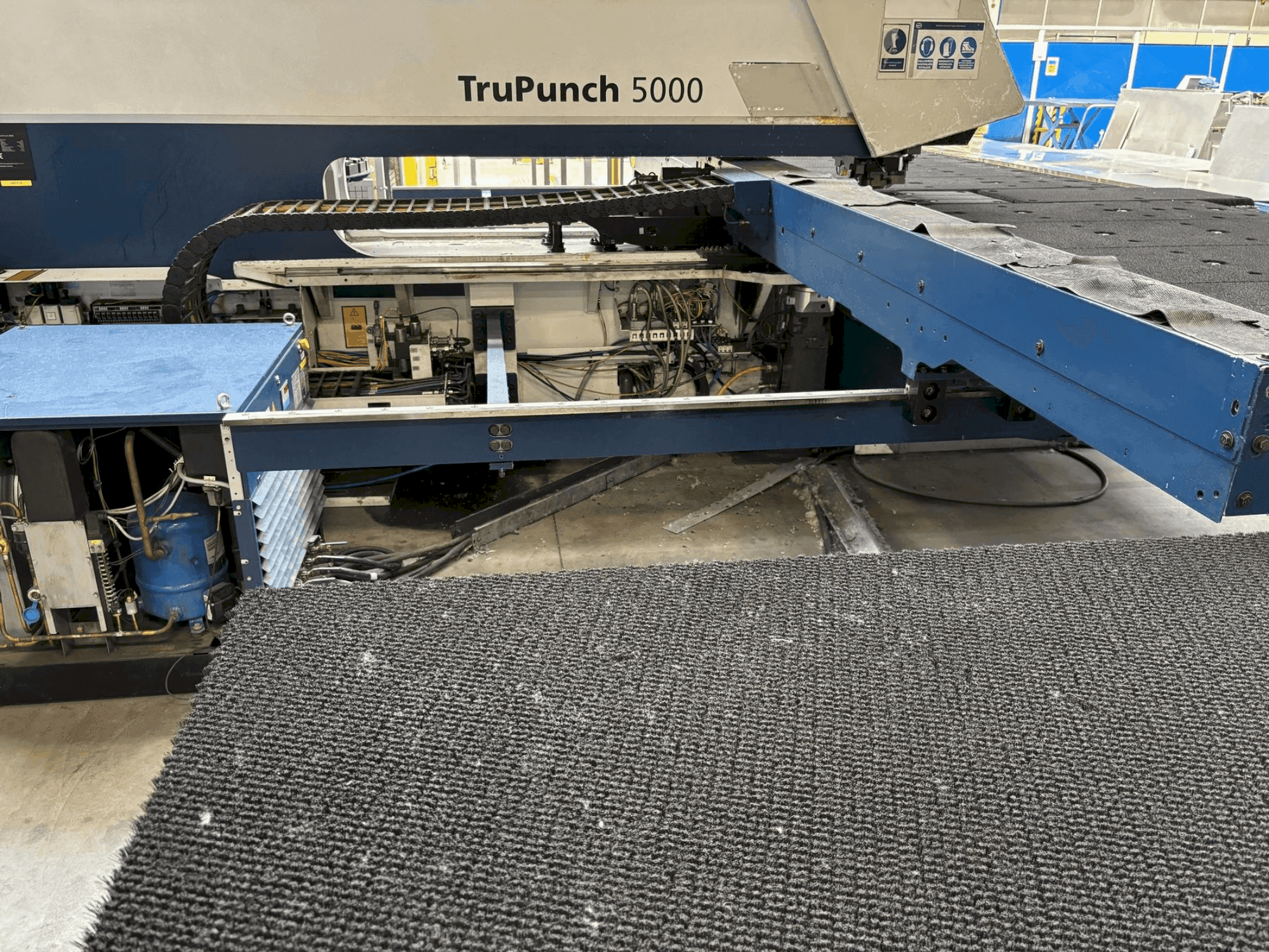 Frontansicht der TRUMPF TRUPUNCH 5000 S10 Maschine