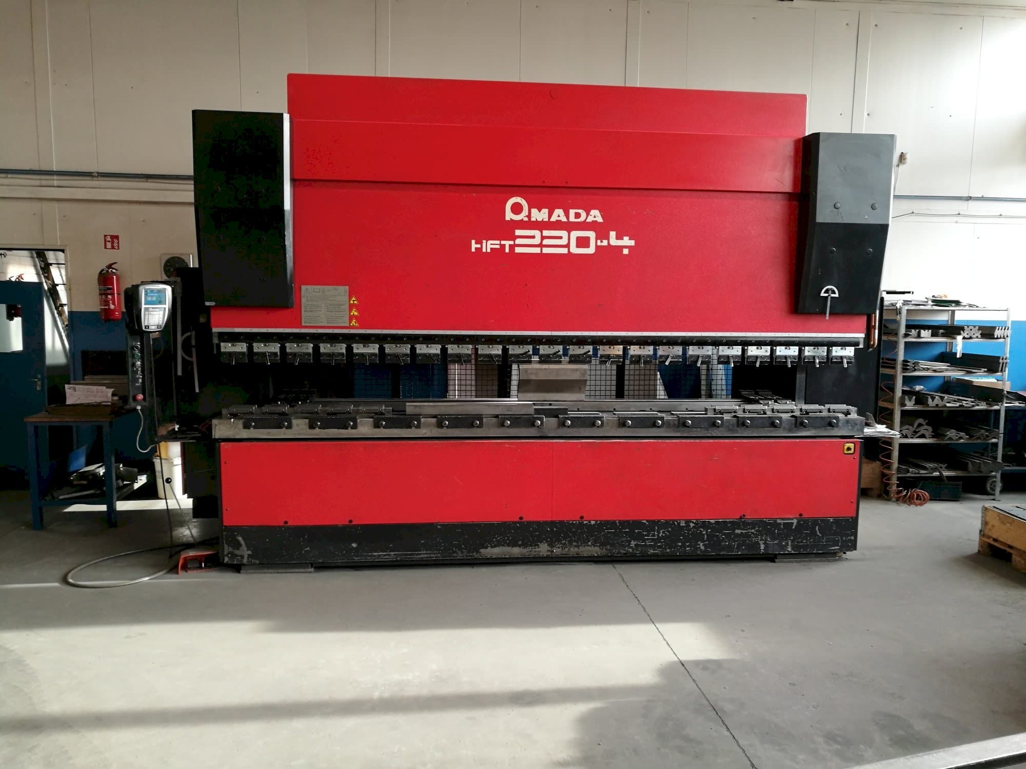 Frontansicht der AMADA HFT 220-4 Maschine