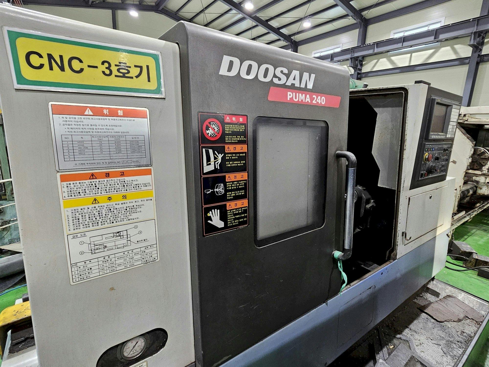 Frontansicht der Doosan Puma 240  Maschine