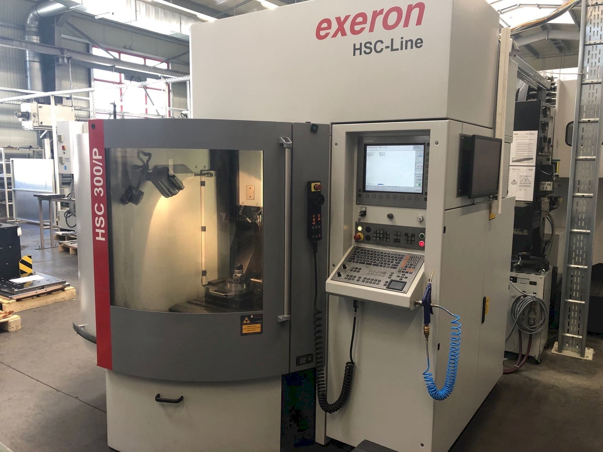 Frontansicht der Exeron HSC 300/P Maschine