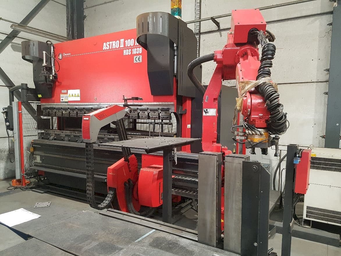 Frontansicht der AMADA Astro II 100NT HDS 1030 Maschine