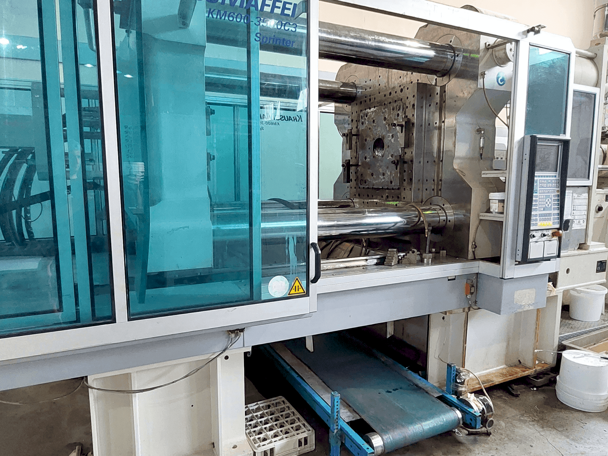 Frontansicht der Krauss Maffei 600 - 3500 C3 Maschine