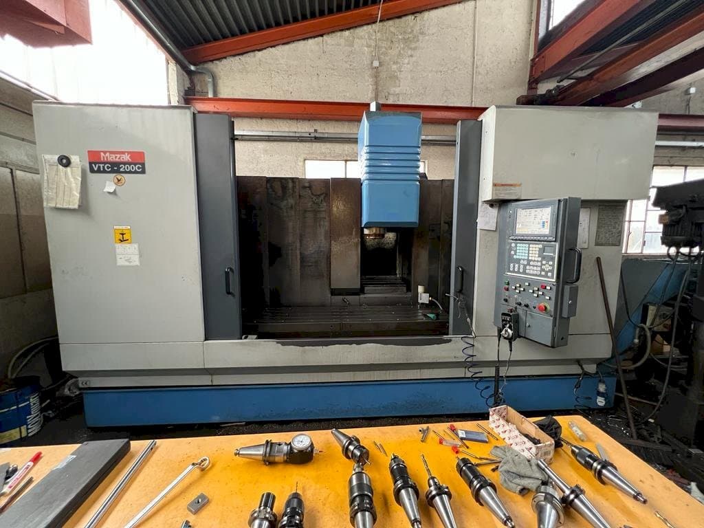 Frontansicht der Mazak VTC 200C Maschine