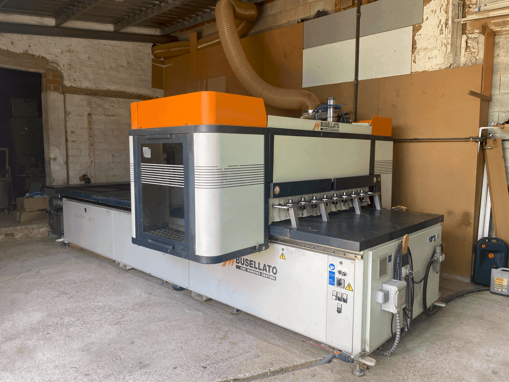 Frontansicht der BUSELLATO easyjet 5.12 Maschine