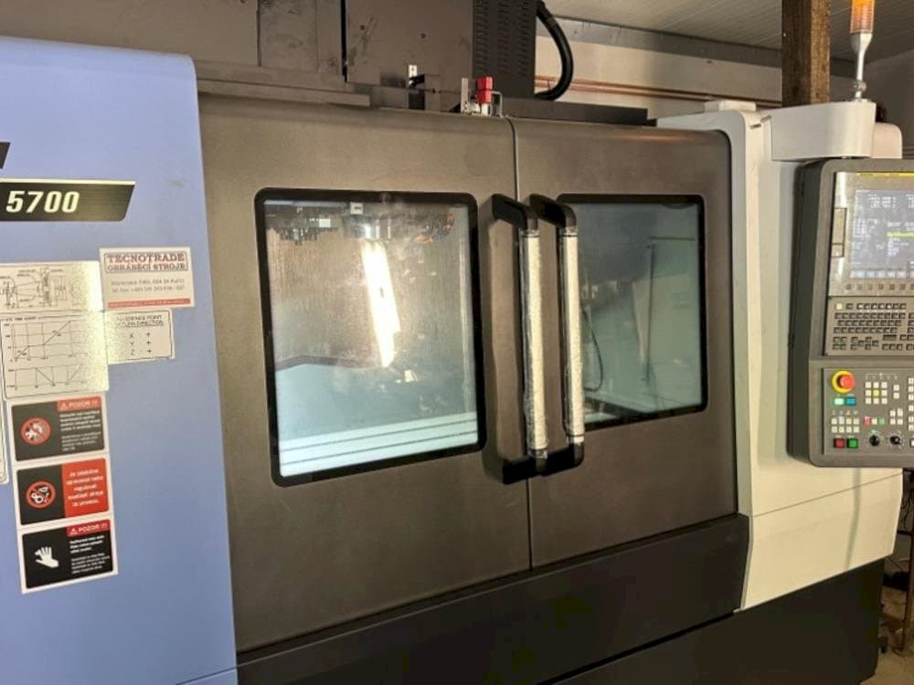 Frontansicht der DOOSAN DNM 5700 Maschine