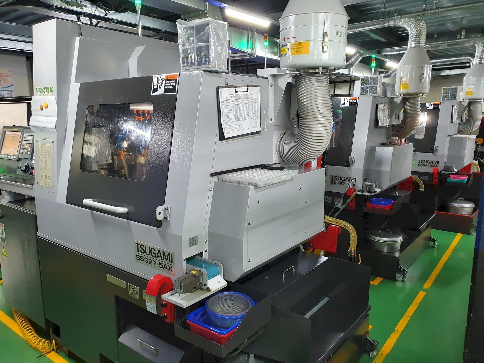 Frontansicht der TSUGAMI SS327-5AX Maschine