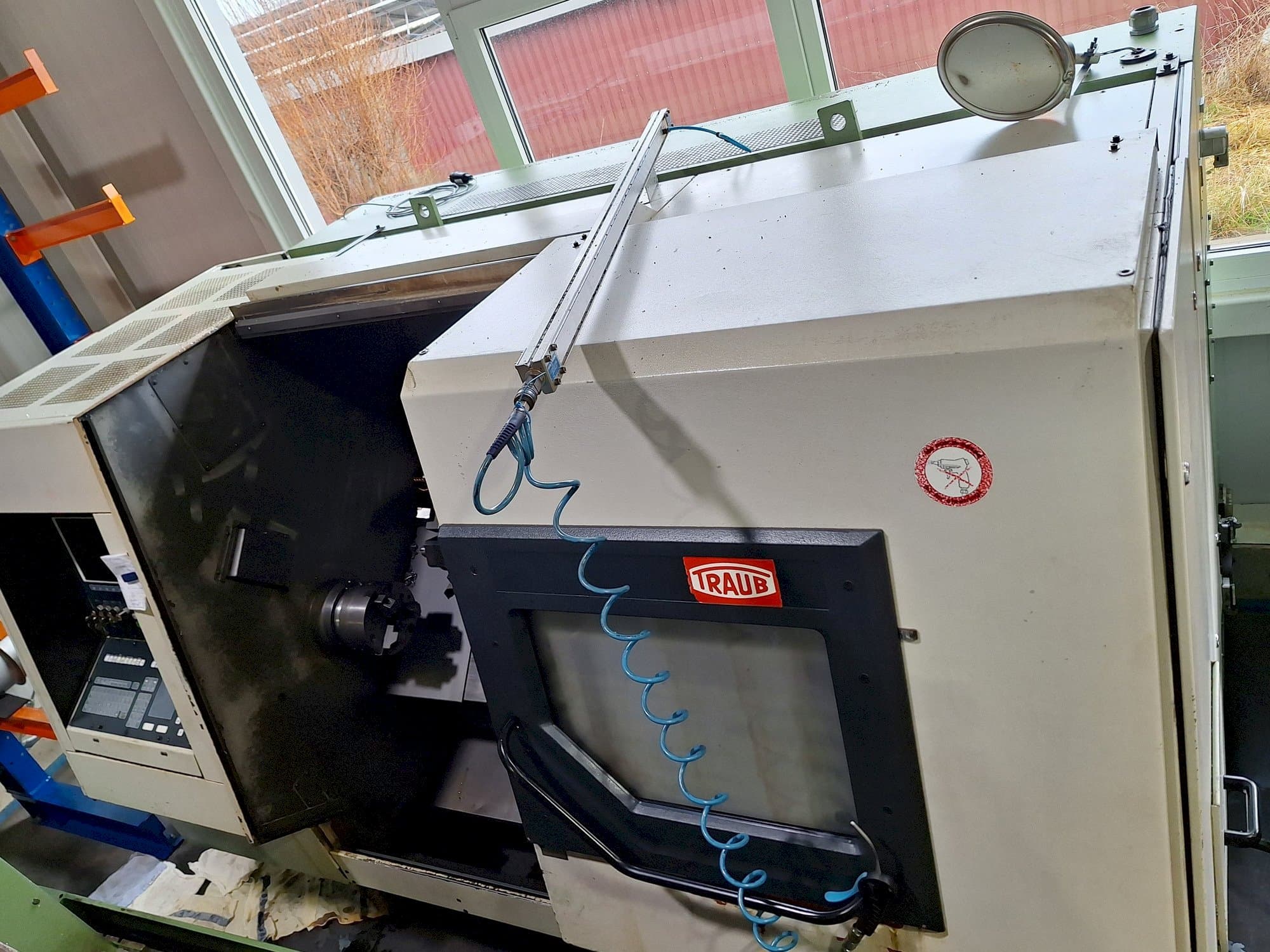 Frontansicht der TRAUB TND 400 Maschine