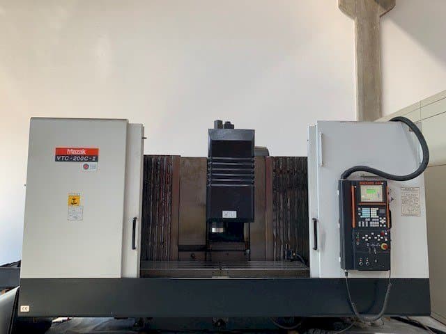 Frontansicht der Mazak VT 200C II Maschine