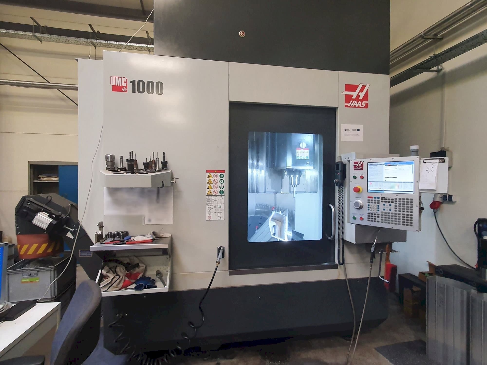 Frontansicht der HAAS UMC-1000 Maschine