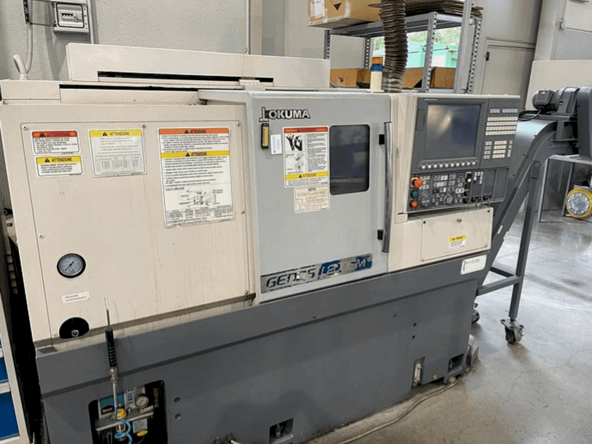 Frontansicht der Okuma GENOS L200EM Maschine