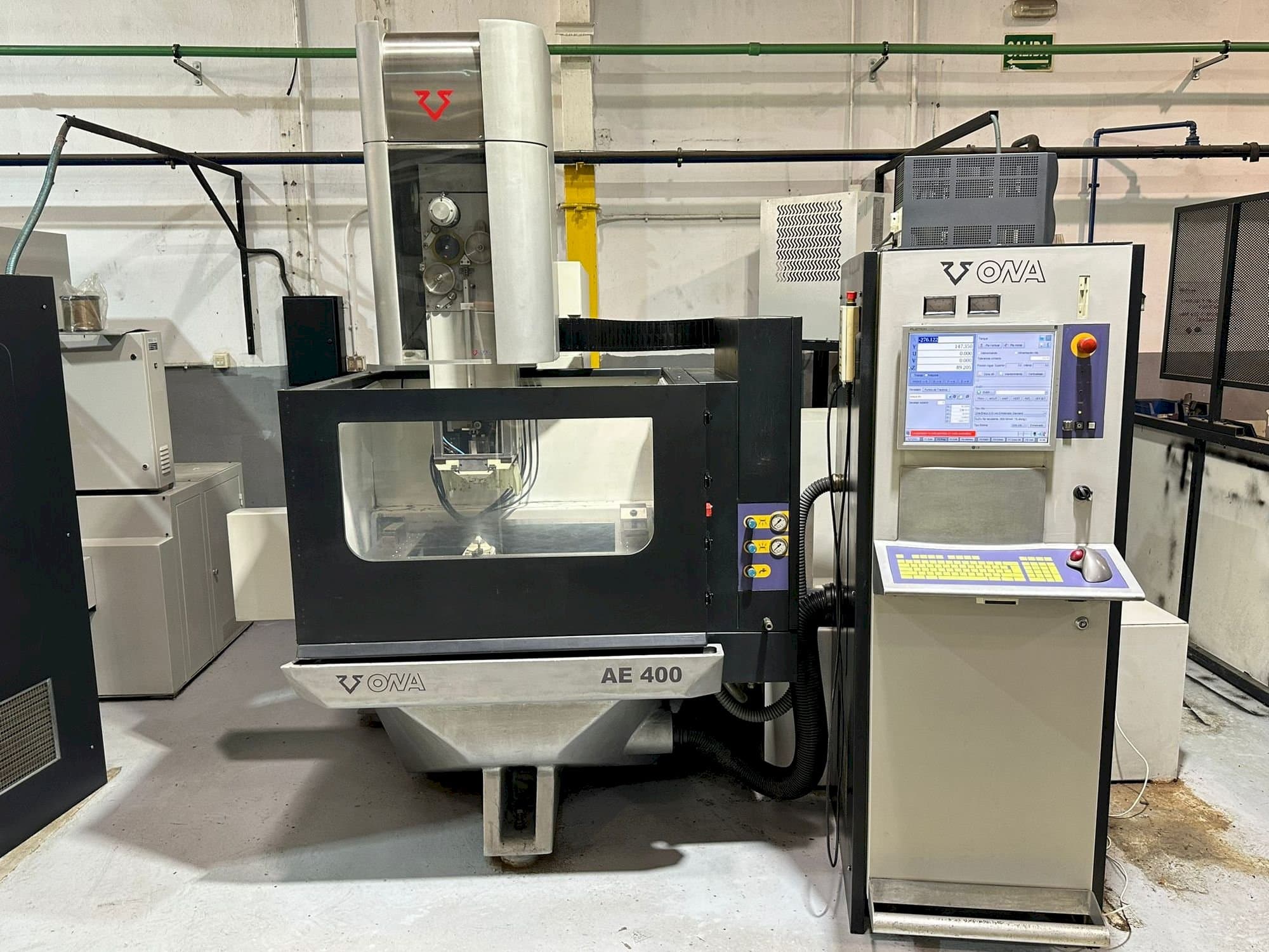 Frontansicht der ONA AE400  Maschine