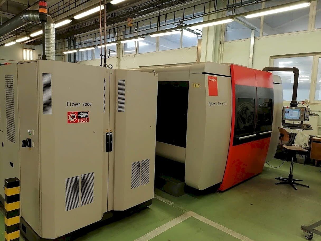 Frontansicht der Bystronic BySprint Fiber 3015 Maschine