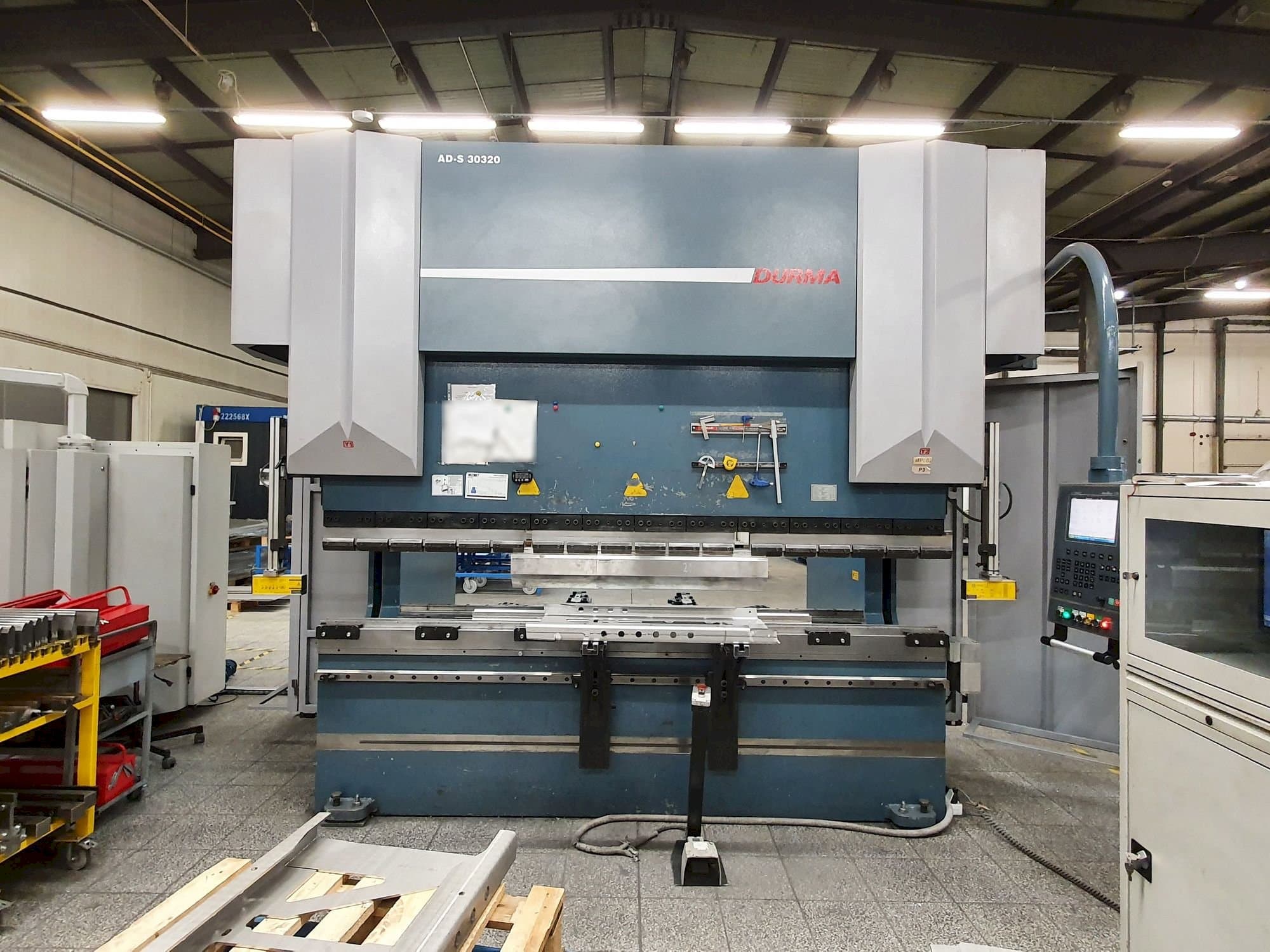 Frontansicht der Durma AD-S 30320 Maschine