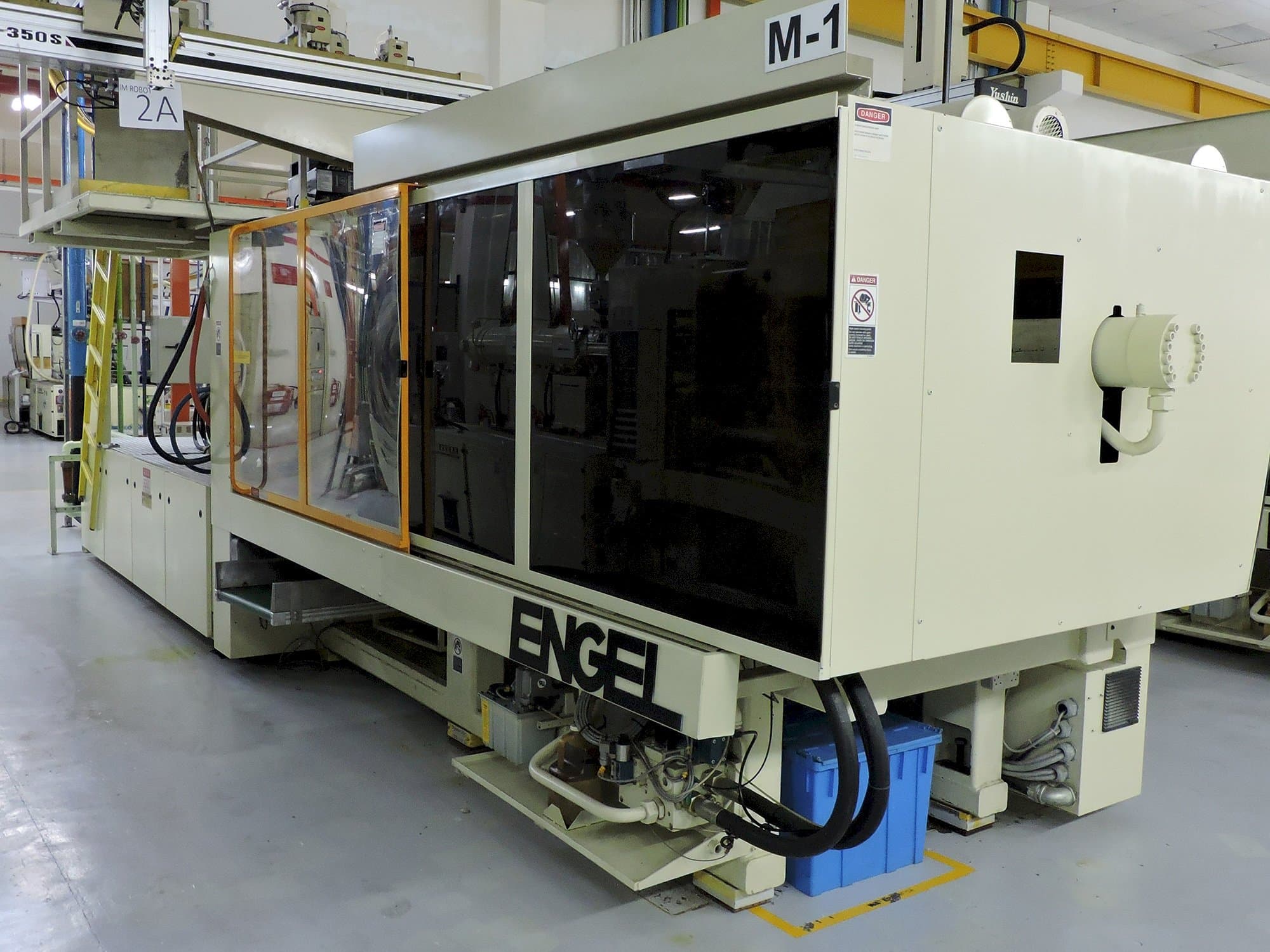 Rechte Ansicht der ENGEL ES 1300 /450 Maschine