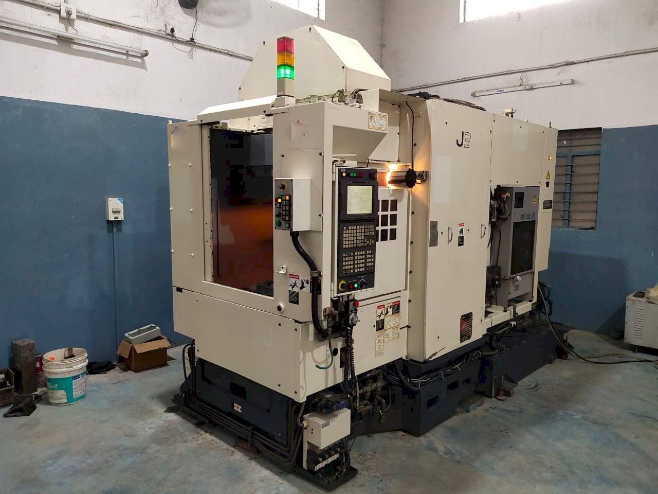 Frontansicht der Makino J3 Maschine