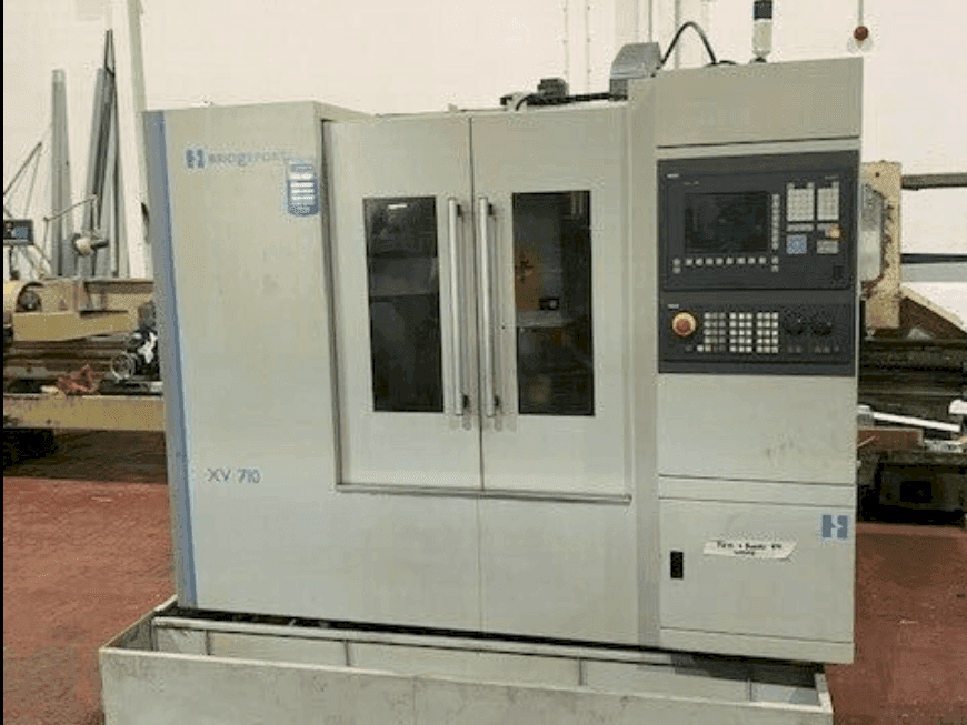 Frontansicht der Bridgeport XV 710 Maschine