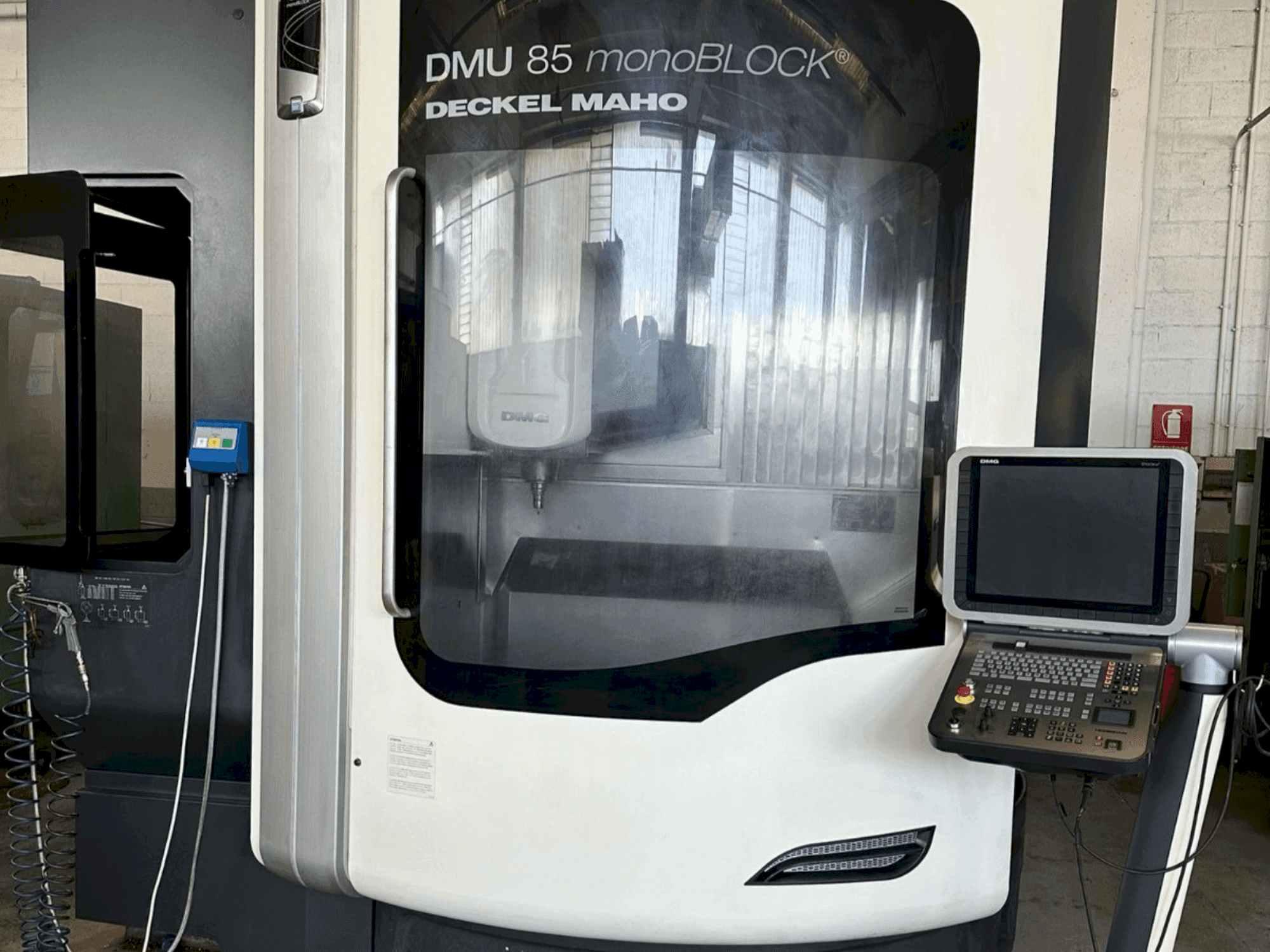 Frontansicht der DMG DECKEL MAHO DMU 85 Monoblock Maschine