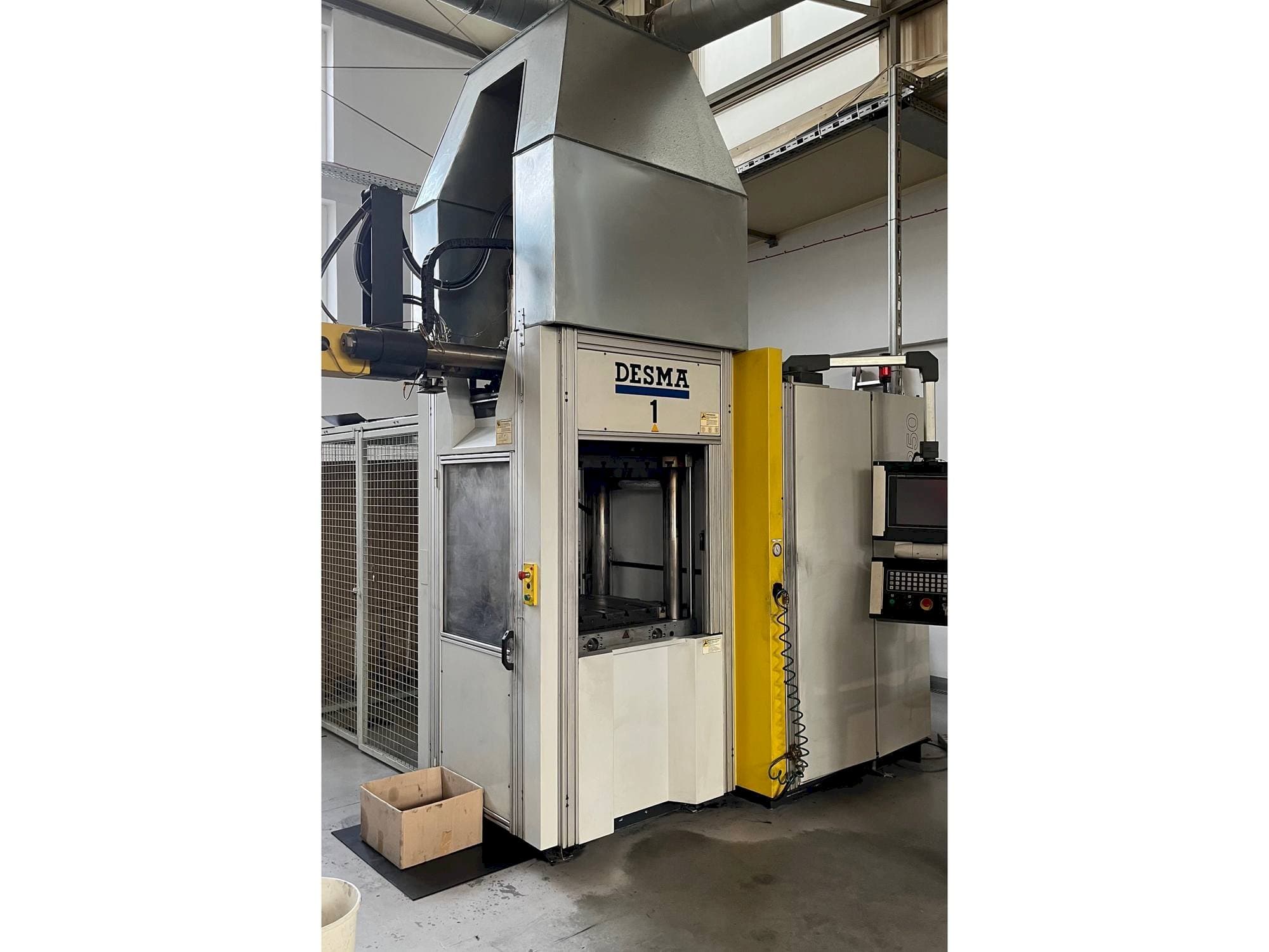 Frontansicht der Kloeckner Desma 968.250 ZO Maschine