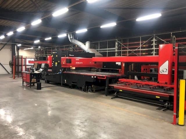 Frontansicht der AMADA LC 2415 Alpha IV NT  Maschine