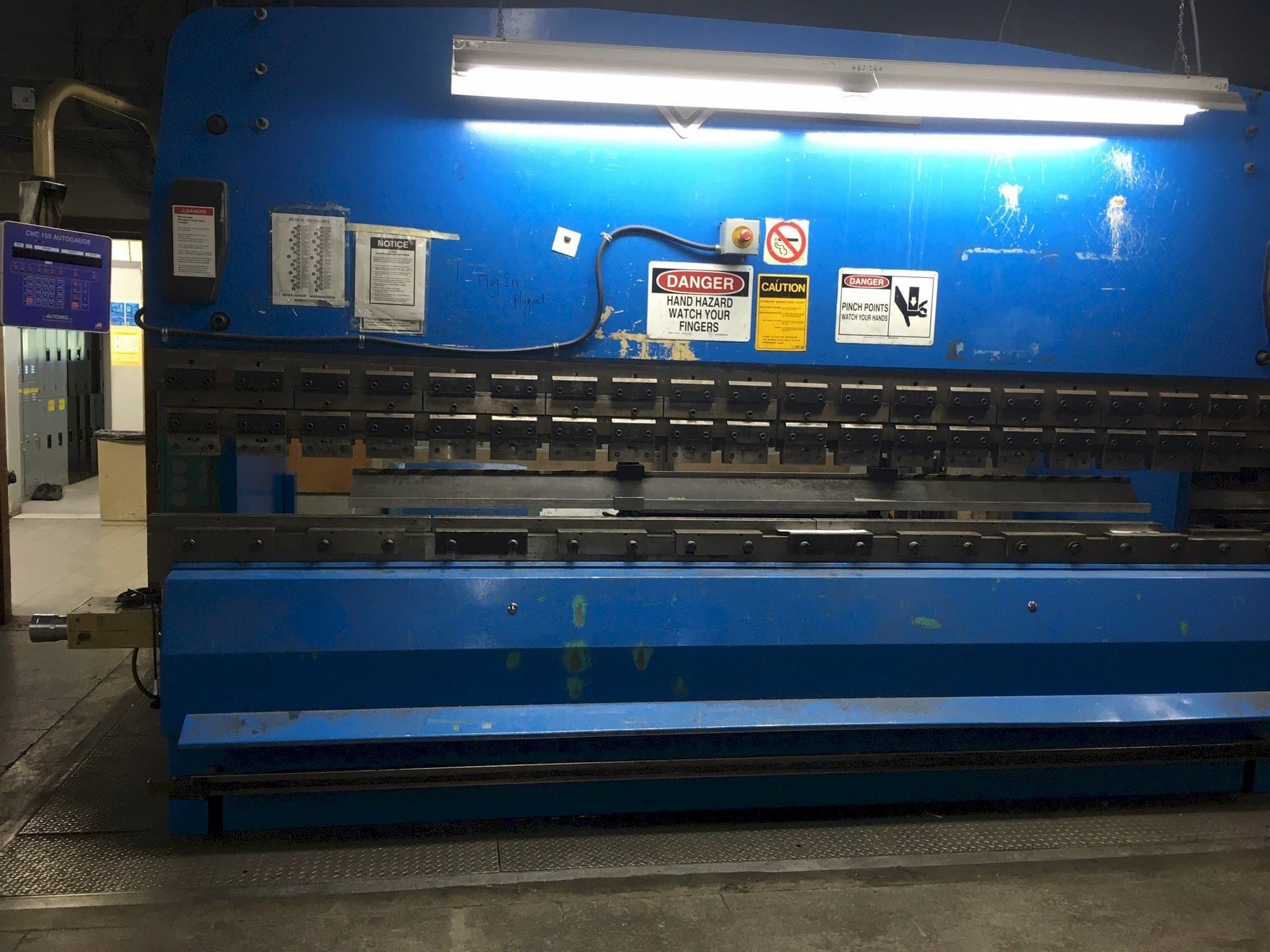 Frontansicht der PROMECAM 204 Maschine