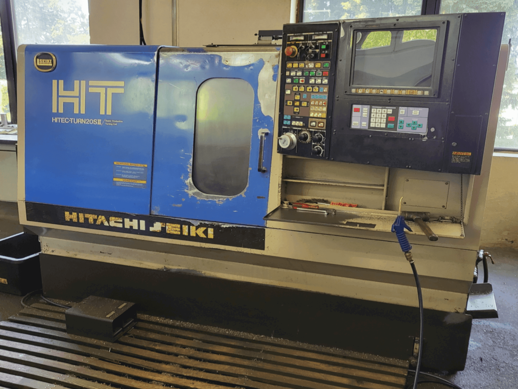 Frontansicht der HITACHI SEIKI HT 20SII Maschine