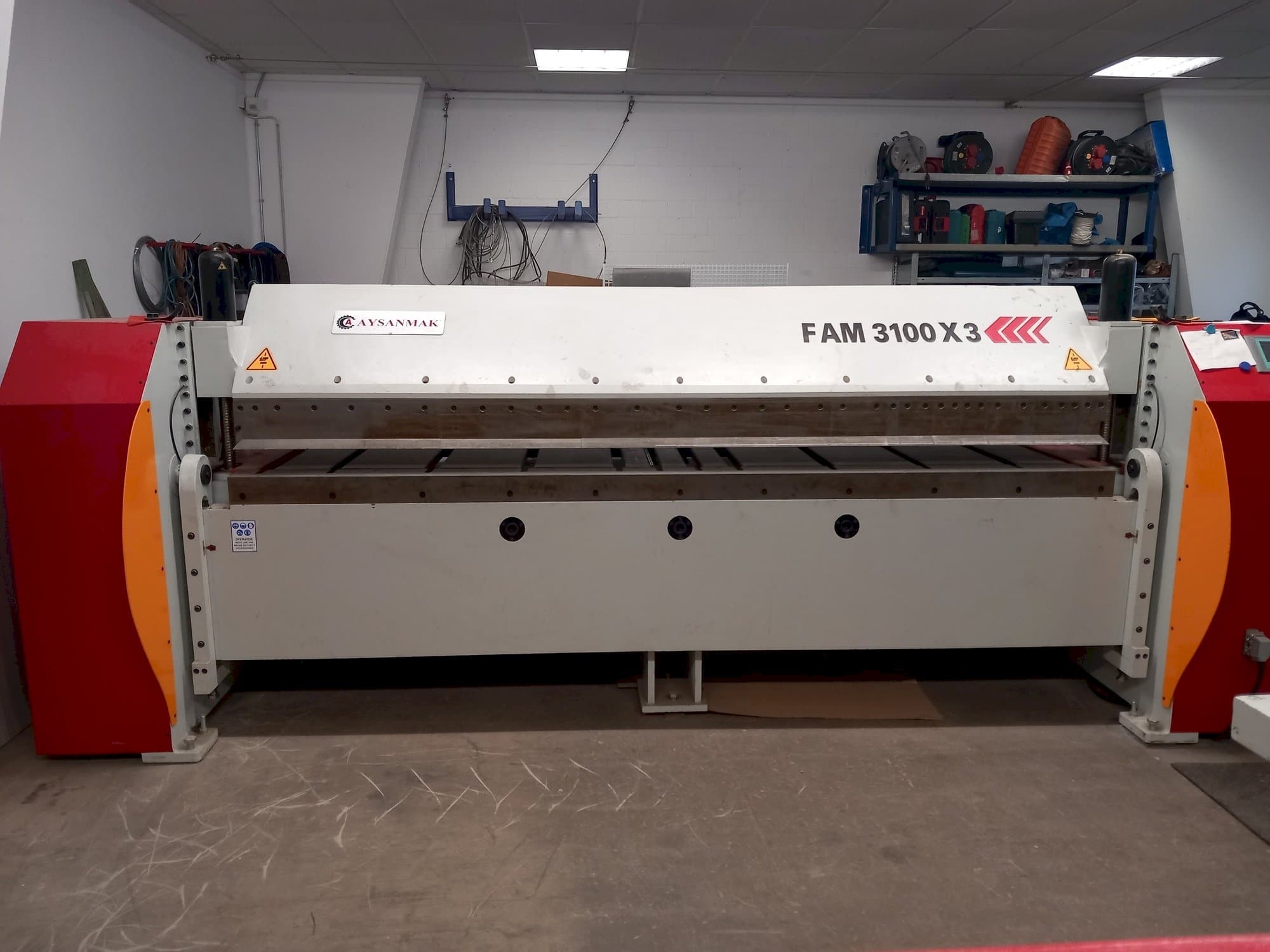 Frontansicht der AYSANMAK FAM 3100 X3 Maschine