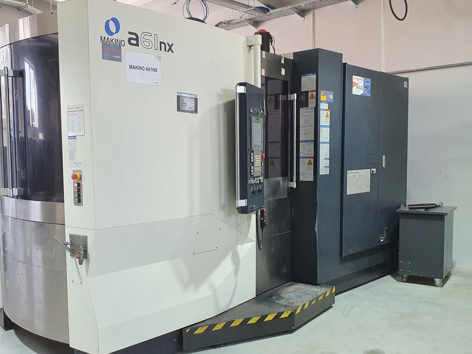 Frontansicht der Makino a61nx Maschine