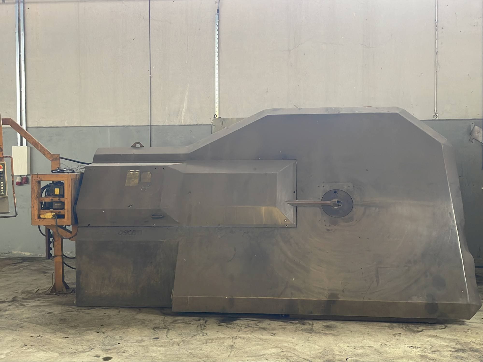 Frontansicht der OSCAM MULTIBEND 16 Maschine