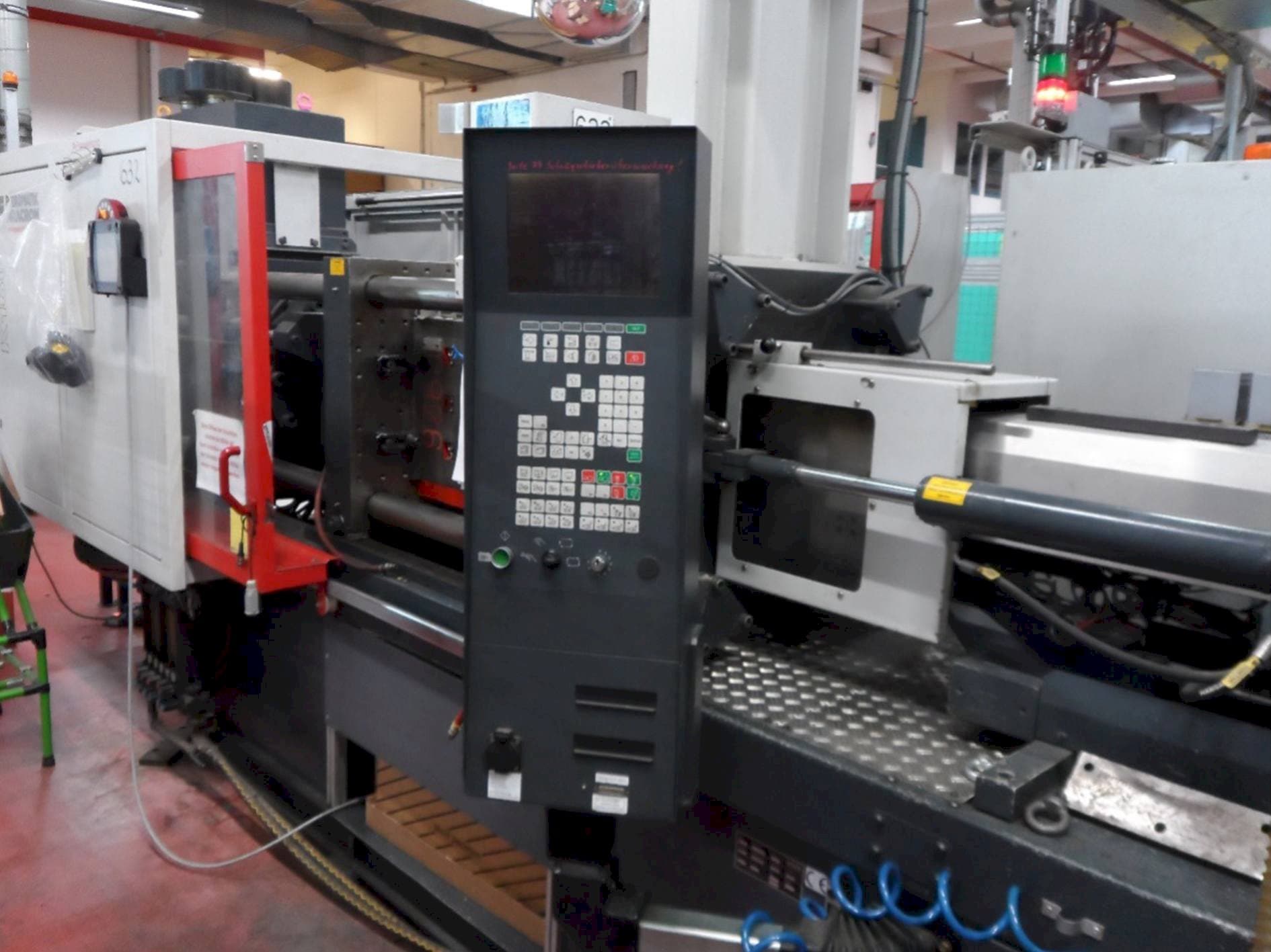 Frontansicht der FERROMATIK MILACRON K-Tec 160S Maschine