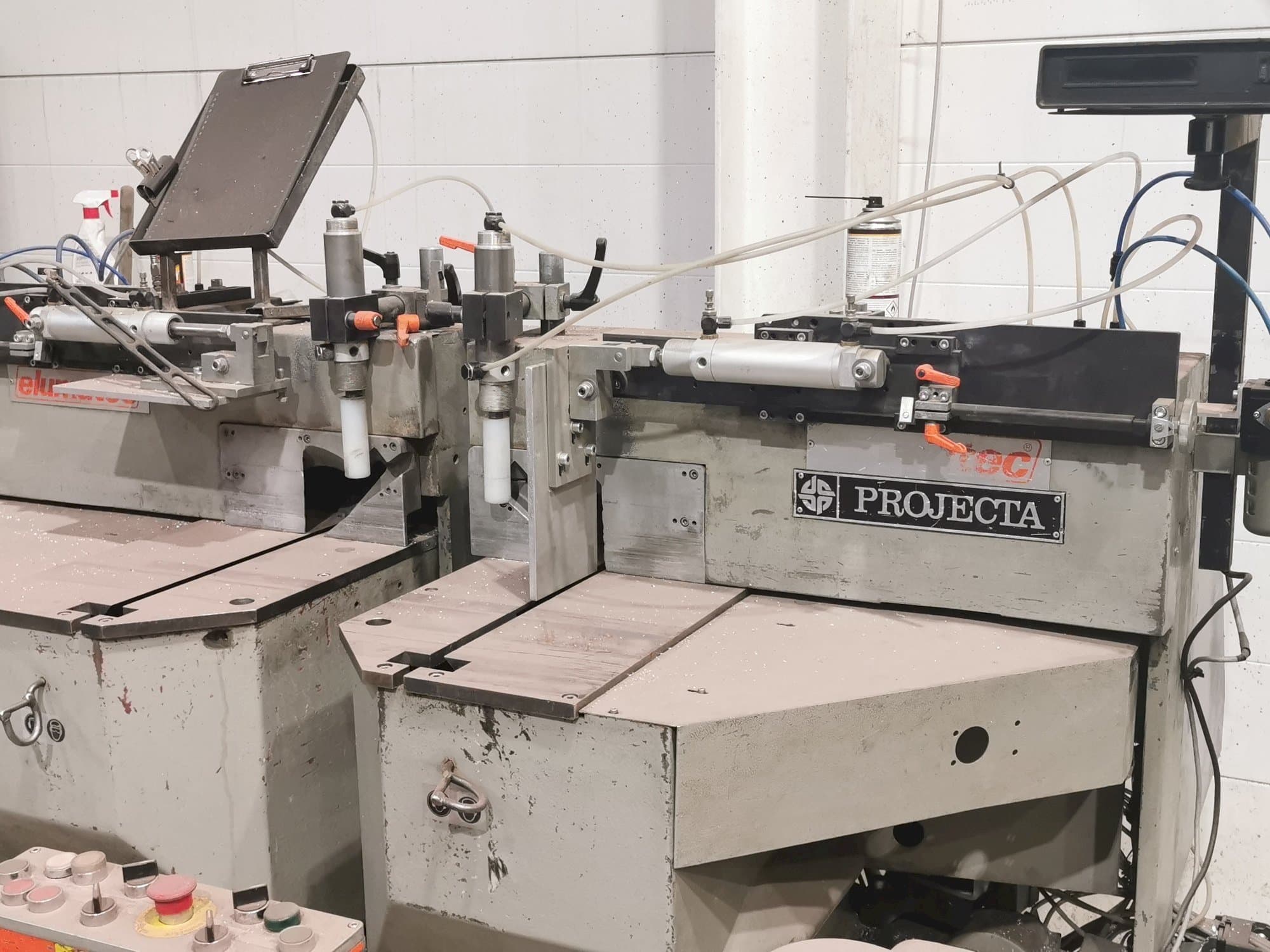 Frontansicht der Elumatec DG 104  Maschine