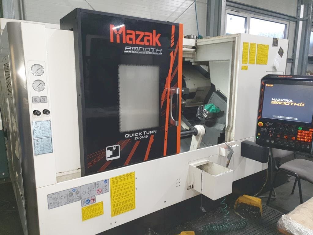Frontansicht der Mazak Quick Turn 200MS Maschine