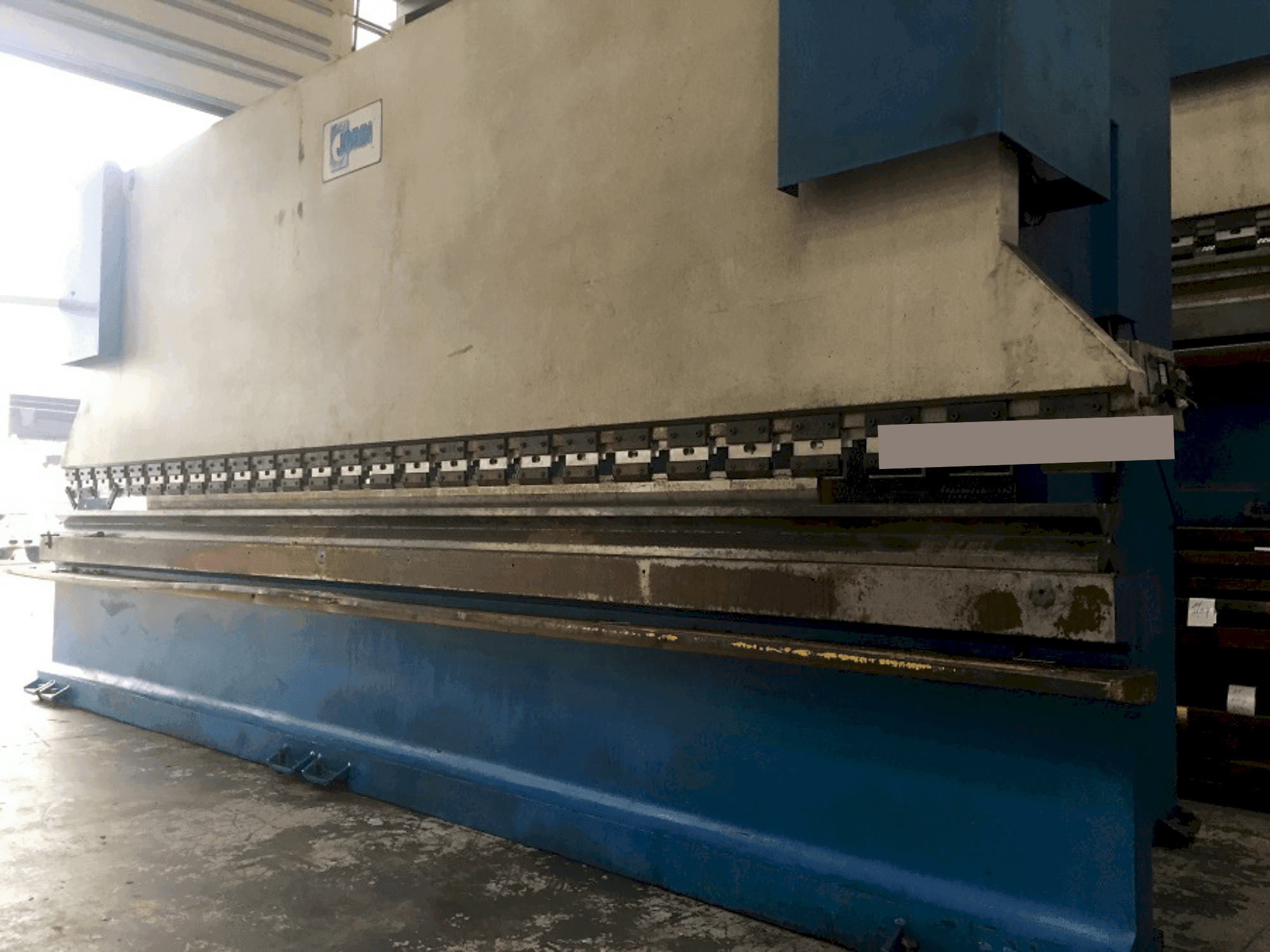 Linke Seitenansicht der JORDI PH6100 - 180 (2003)  Maschine