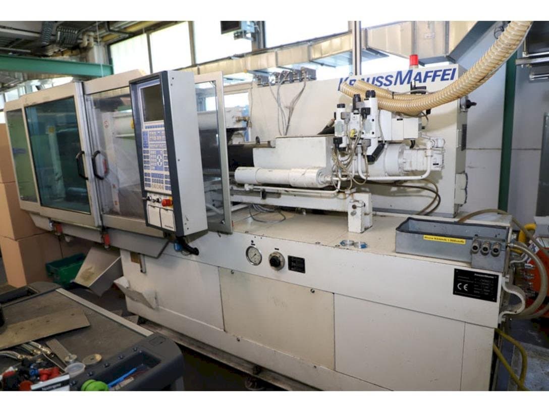 Rechte Seitenansicht der Krauss Maffei 65-220 C1 Maschine